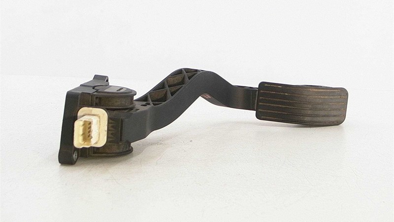 Pedala acceleratie Peugeot 307  motor 1,6 HDI cu senzor
